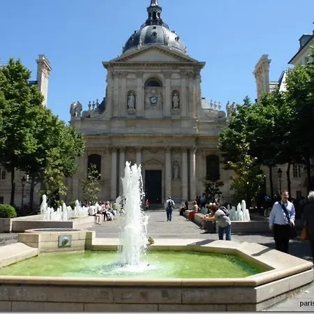 Petite Maison Avec Cour Dans Les Beaux Quartiers-vous Faites Le Menage- Very Good Prices For T-h-e Location But You Have To Clea-n Th-e Flat * Paris