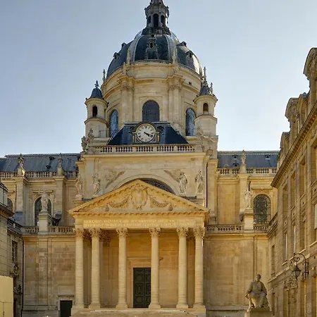 Appartement Petite Maison Avec Cour Dans Les Beaux Quartiers-vous Faites Le Menage- Very Good Prices For T-h-e Location But You Have To Clea-n Th-e Flat