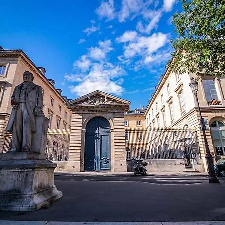Petite Maison Avec Cour Dans Les Beaux Quartiers-vous Faites Le Menage- Very Good Prices For T-h-e Location But You Have To Clea-n Th-e Flat * Paris