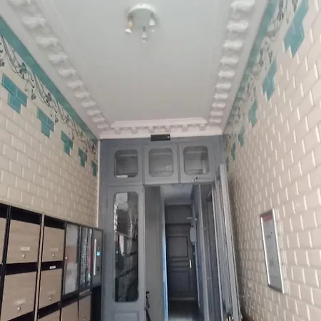 Petite Maison Avec Cour Dans Les Beaux Quartiers-vous Faites Le Menage- Very Good Prices For T-h-e Location But You Have To Clea-n Th-e Flat Paris