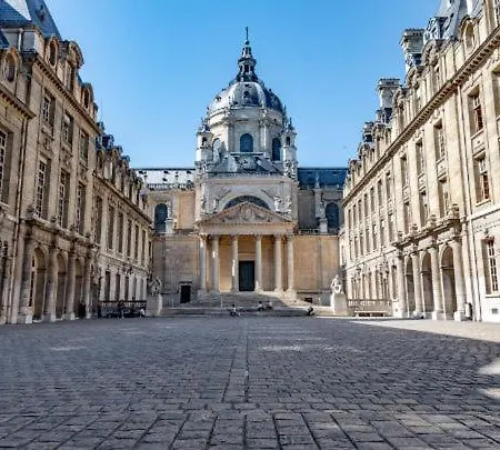 Petite Maison Avec Cour Dans Les Beaux Quartiers-vous Faites Le Menage- Very Good Prices For T-h-e Location But You Have To Clea-n Th-e Flat Appartement Paris
