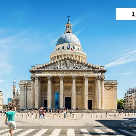 Petite Maison Avec Cour Dans Les Beaux Quartiers-vous Faites Le Menage- Very Good Prices For T-h-e Location But You Have To Clea-n Th-e Flat Paris