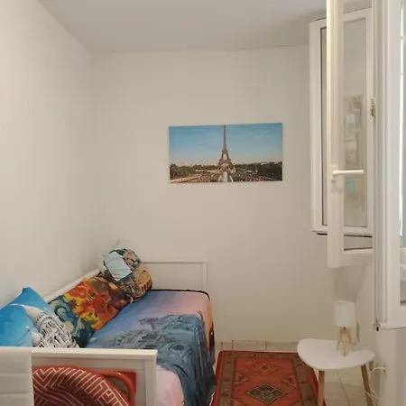 Petite Maison Avec Cour Dans Les Beaux Quartiers-vous Faites Le Menage- Very Good Prices For T-h-e Location But You Have To Clea-n Th-e Flat *