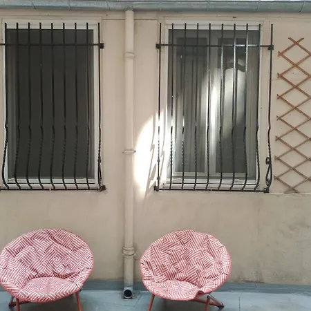 Petite Maison Avec Cour Dans Les Beaux Quartiers-vous Faites Le Menage- Very Good Prices For T-h-e Location But You Have To Clea-n Th-e Flat * Paris