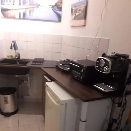 Petite Maison Avec Cour Dans Les Beaux Quartiers-vous Faites Le Menage- Very Good Prices For T-h-e Location But You Have To Clea-n Th-e Flat Paris