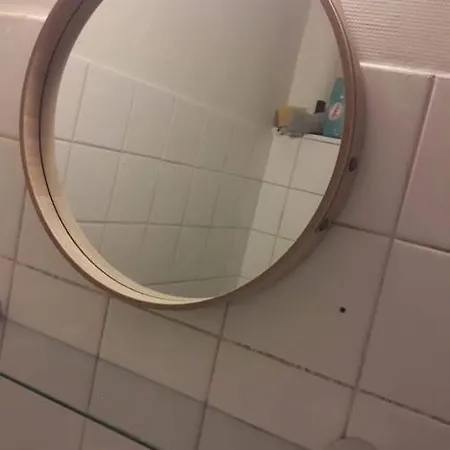 Appartement Petite Maison Avec Cour Dans Les Beaux Quartiers-vous Faites Le Menage- Very Good Prices For T-h-e Location But You Have To Clea-n Th-e Flat