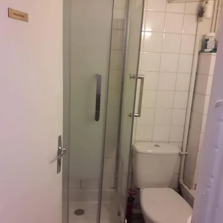 Appartement Petite Maison Avec Cour Dans Les Beaux Quartiers-vous Faites Le Menage- Very Good Prices For T-h-e Location But You Have To Clea-n Th-e Flat Paris
