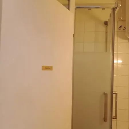 Appartement Petite Maison Avec Cour Dans Les Beaux Quartiers-vous Faites Le Menage- Very Good Prices For T-h-e Location But You Have To Clea-n Th-e Flat *