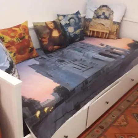 Petite Maison Avec Cour Dans Les Beaux Quartiers-vous Faites Le Menage- Very Good Prices For T-h-e Location But You Have To Clea-n Th-e Flat * Paris