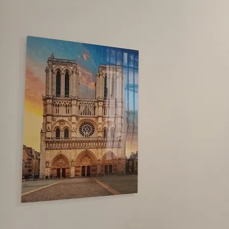 Petite Maison Avec Cour Dans Les Beaux Quartiers-vous Faites Le Menage- Very Good Prices For T-h-e Location But You Have To Clea-n Th-e Flat Appartement