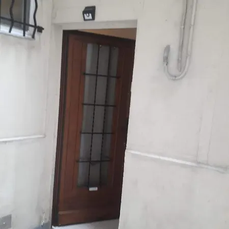 Petite Maison Avec Cour Dans Les Beaux Quartiers-vous Faites Le Menage- Very Good Prices For T-h-e Location But You Have To Clea-n Th-e Flat Appartement Paris