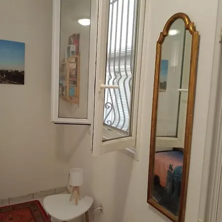 Petite Maison Avec Cour Dans Les Beaux Quartiers-vous Faites Le Menage- Very Good Prices For T-h-e Location But You Have To Clea-n Th-e Flat Paris