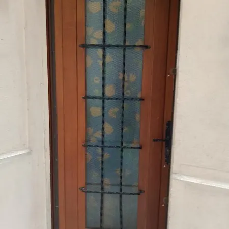 Appartement Petite Maison Avec Cour Dans Les Beaux Quartiers-vous Faites Le Menage- Very Good Prices For T-h-e Location But You Have To Clea-n Th-e Flat