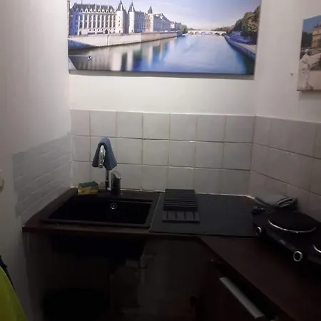 Petite Maison Avec Cour Dans Les Beaux Quartiers-vous Faites Le Menage- Very Good Prices For T-h-e Location But You Have To Clea-n Th-e Flat Appartement *