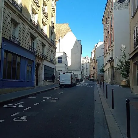 Petite Maison Avec Cour Dans Les Beaux Quartiers-vous Faites Le Menage- Very Good Prices For T-h-e Location But You Have To Clea-n Th-e Flat Appartement *