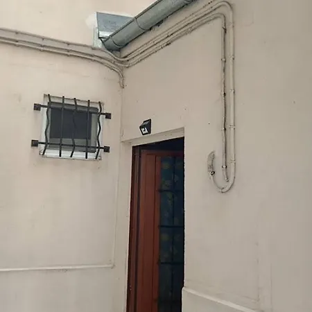 Petite Maison Avec Cour Dans Les Beaux Quartiers-vous Faites Le Menage- Very Good Prices For T-h-e Location But You Have To Clea-n Th-e Flat * Paris